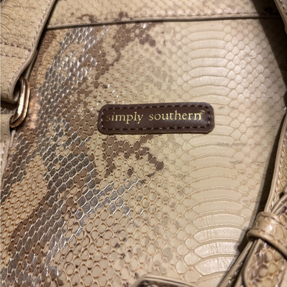 New Without Tags Simply Southern Tan Snake Print Weekender Bag 20” Long 10” Wide - Picture 6 of 9